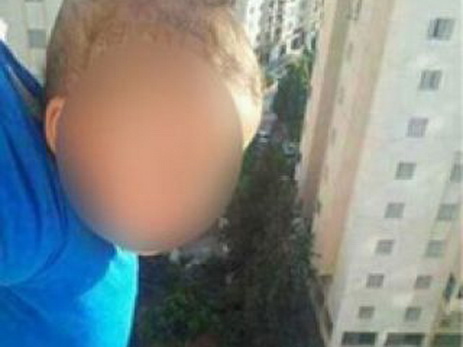 Отца приговорили к тюрьме за фото вывешенного из окна ради «лайков» сына - ФОТО