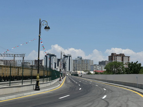 Президент Ильхам Алиев принял участие в открытии новой дороги в Баку