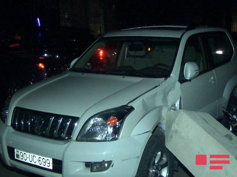 В Баку пьяный водитель помял 7 соседских машин