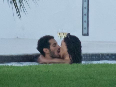 Рианну застали в бассейне во время страстных поцелуев с незнакомцем - ФОТО