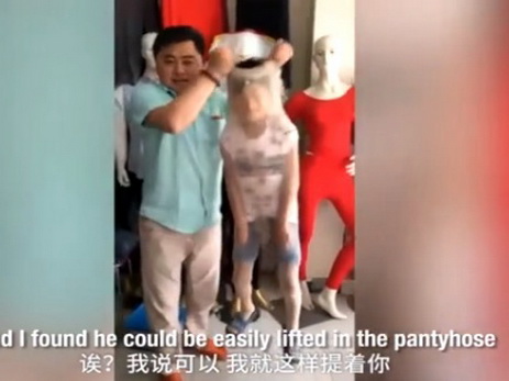 Китайский бизнесмен запихнул сына в колготки ради рекламы своего товара - ВИДЕО