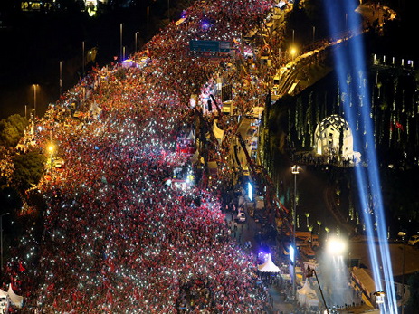 В Турции в годовщину попытки госпереворота проходят массовые шествия