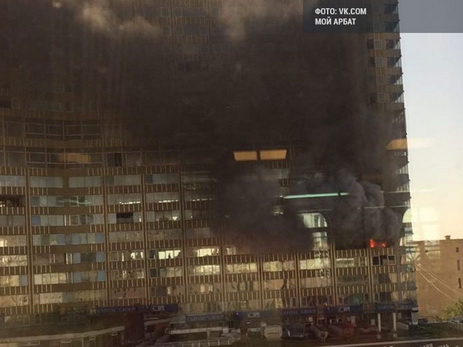 На Новом Арбате вспыхнуло одно из зданий-«книжек» - ФОТО - ВИДЕО