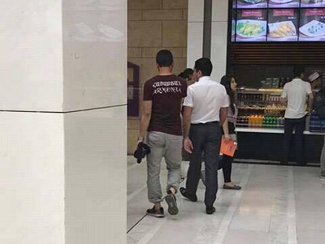 В торговом центре 28 Mall иностранец разгуливал в футболке с надписью «Армения» - ФОТО