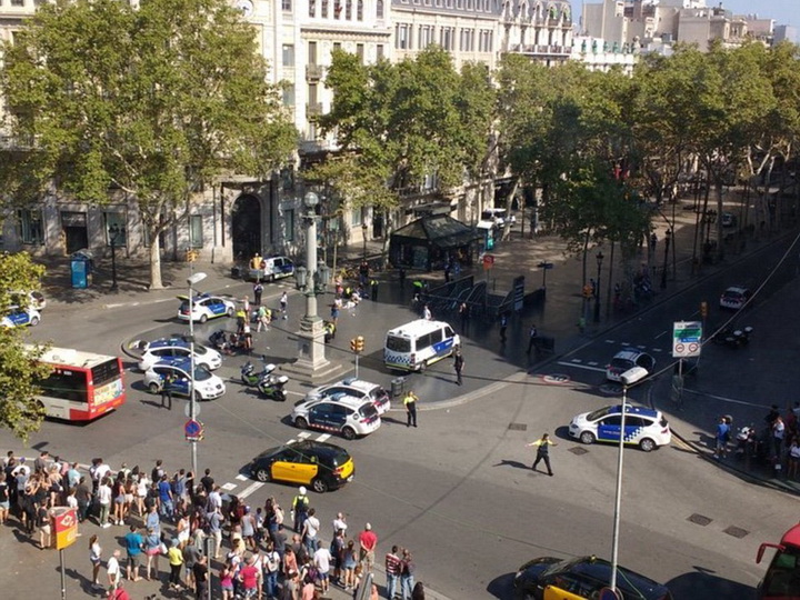 В центре Барселоны закрыли метро, таксисты возят людей бесплатно - ФОТО - ВИДЕО - ОБНОВЛЕНО