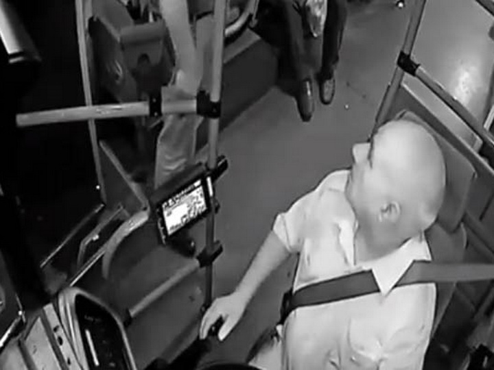 Невиданный инцидент в Баку: пассажир направил пистолет на водителя автобуса - ВИДЕО