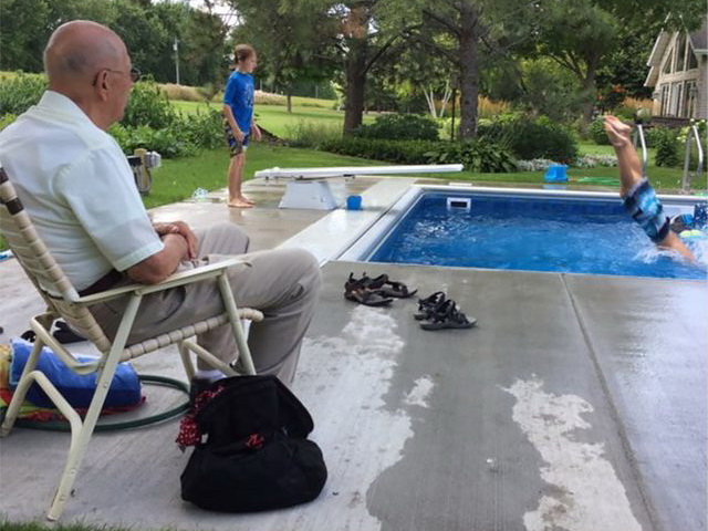 94-летний вдовец построил бассейн для соседских детей, чтобы не быть одиноким – ФОТО – ВИДЕО