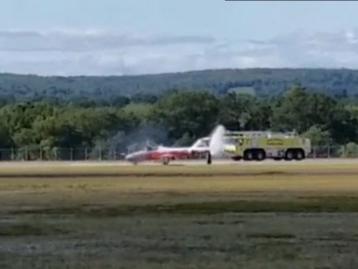 Самолёт пилотажной группы Snowbirds загорелся во время авиашоу в Канаде - ВИДЕО