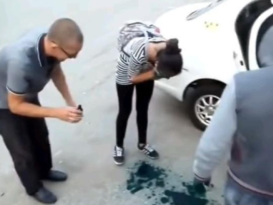 В России полиция начала проверку «умывания» двух девушек зеленкой - ВИДЕО