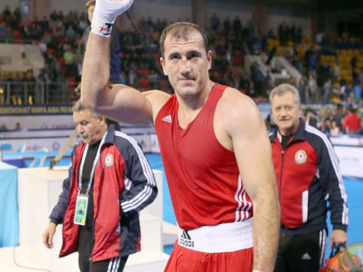 Магомедрасул Меджидов стал трехкратным чемпионом мира по боксу в весе свыше 91 кг