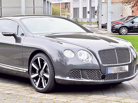 Bentley врезался в кортеж президента Сербии