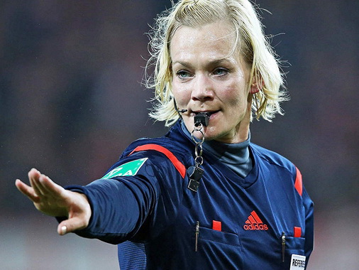 Сегодня впервые в истории Бундеслиги арбитром матча будет женщина - ФОТО