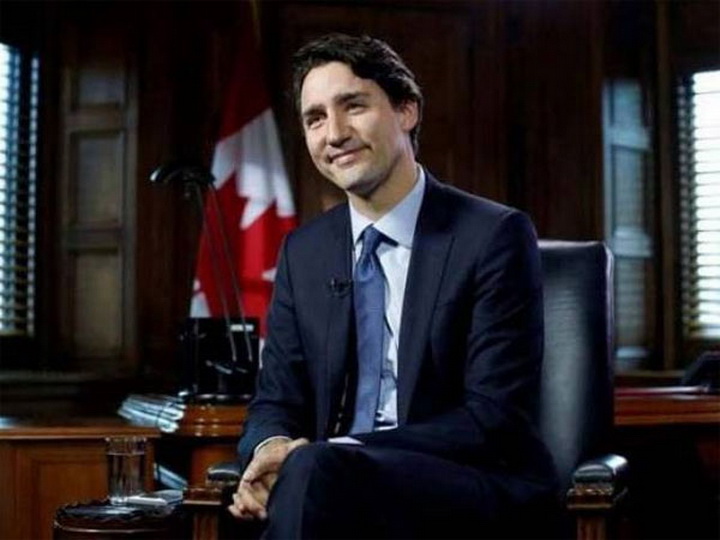 Премьер-министр Канады выступил на экономическом форуме в носках с Чубаккой - ФОТО