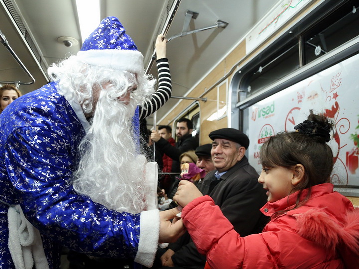 Бакинский метрополитен поздравил маленьких пассажиров с Новым годом - ФОТО