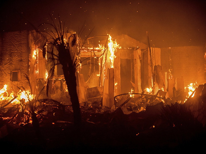 В Калифорнии из-за пожаров эвакуировали сотни тысяч человек - ВИДЕО