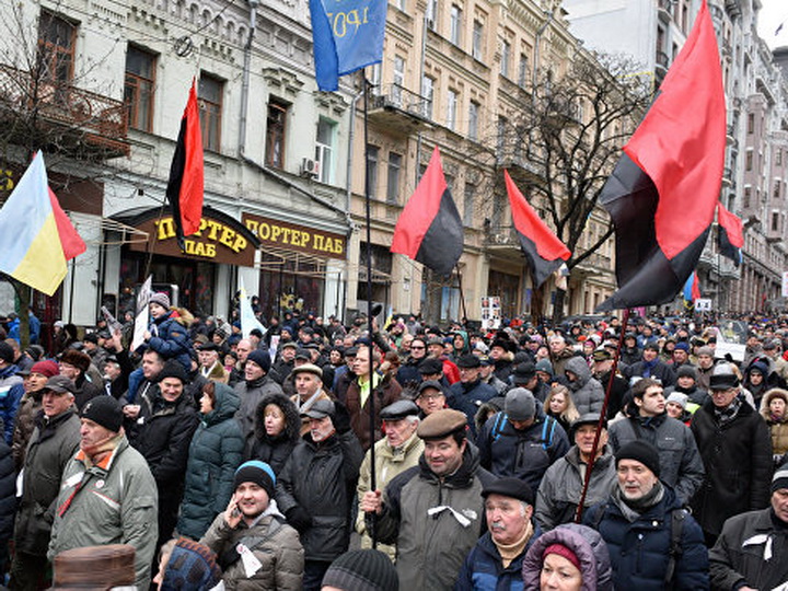 При попытке штурма Октябрьского дворца в Киеве пострадали 30 полицейских