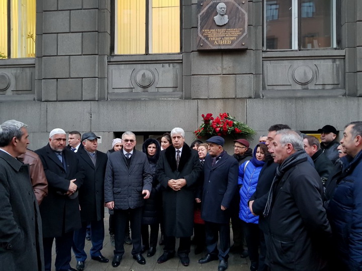 В Санкт-Петербурге почтили память великого лидера Гейдара Алиева - ФОТО