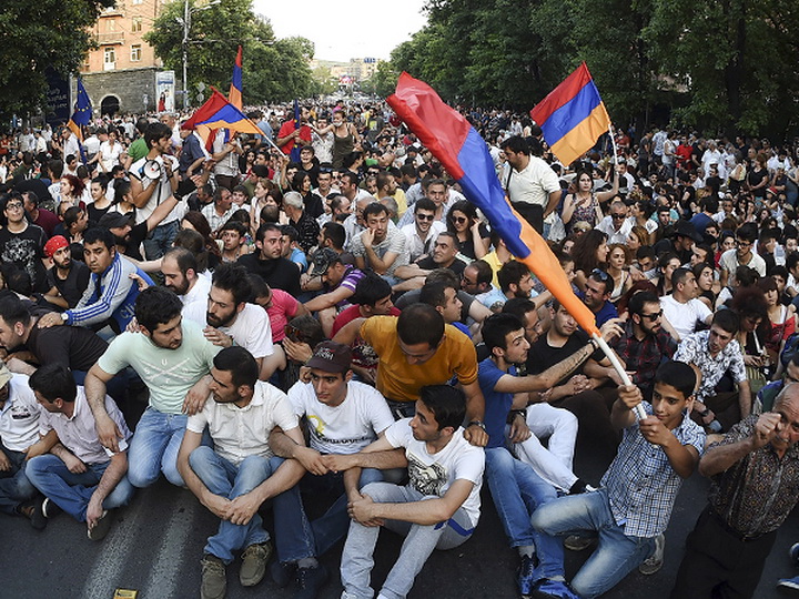 В Армении запретят сгонять людей на митинги