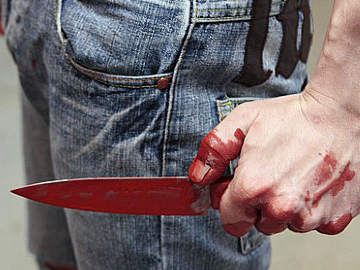 В Баку муж нанес ножевые ранения жене