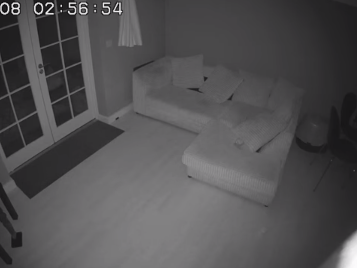 В старинном доме в Британии «привидение» попало на видео