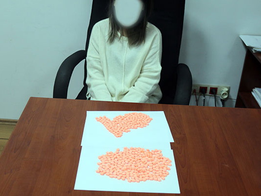 Задержана женщина, пытавшаяся в половом органе ввезти в Азербайджан экстази - ФОТО