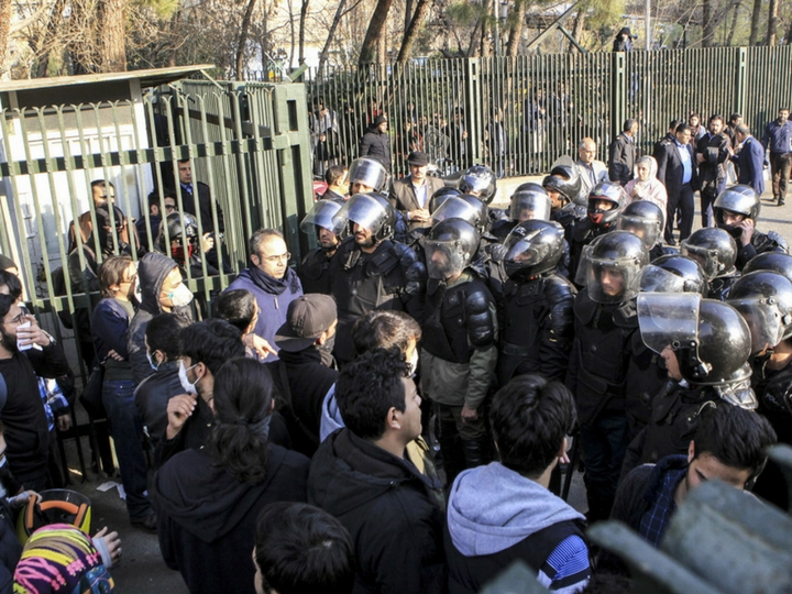 В Иране протестующий открыл огонь по сотрудникам полиции, сообщили СМИ
