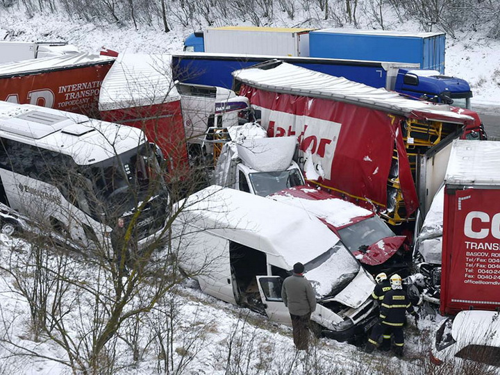 В Чехии более 40 автомобилей столкнулись на заснеженной трассе