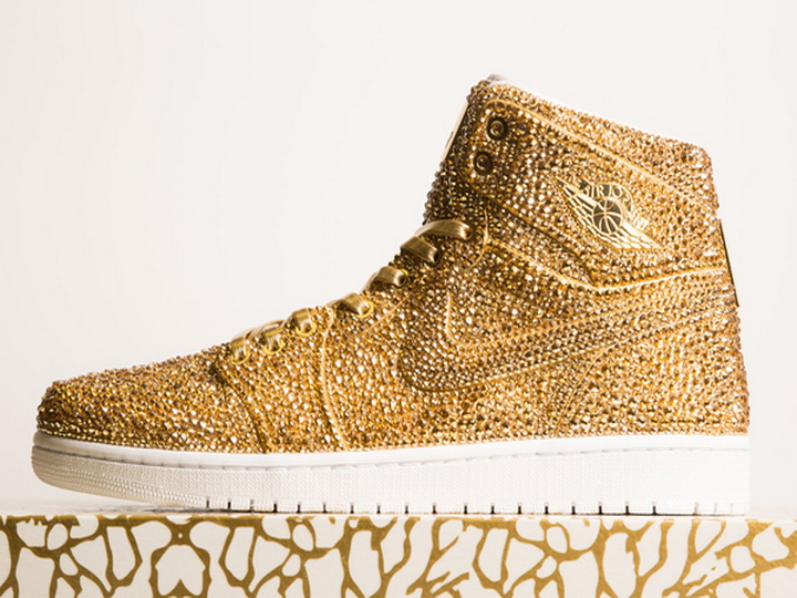 Кроссовки Air Jordan 1 обклеили 15 тысячами золотых кристаллов