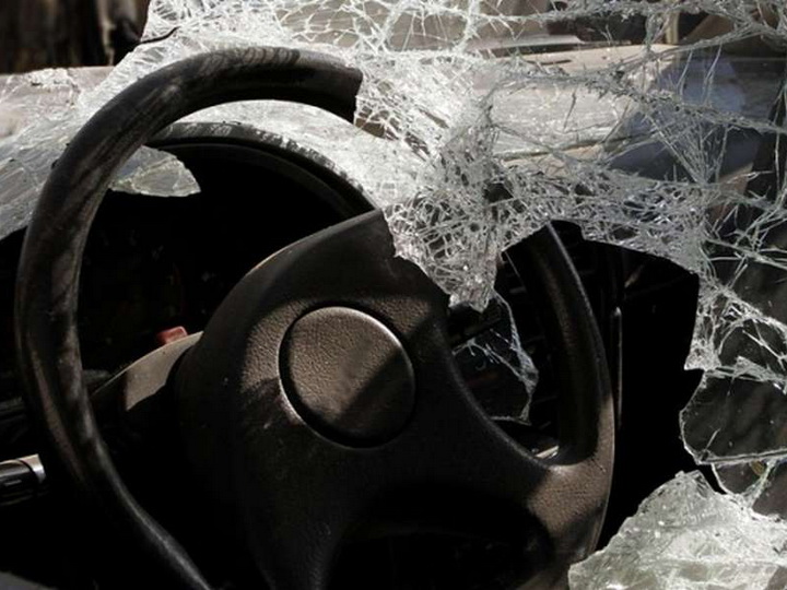 В Баку столкнулись легковой и грузовой автомобили, есть погибшие