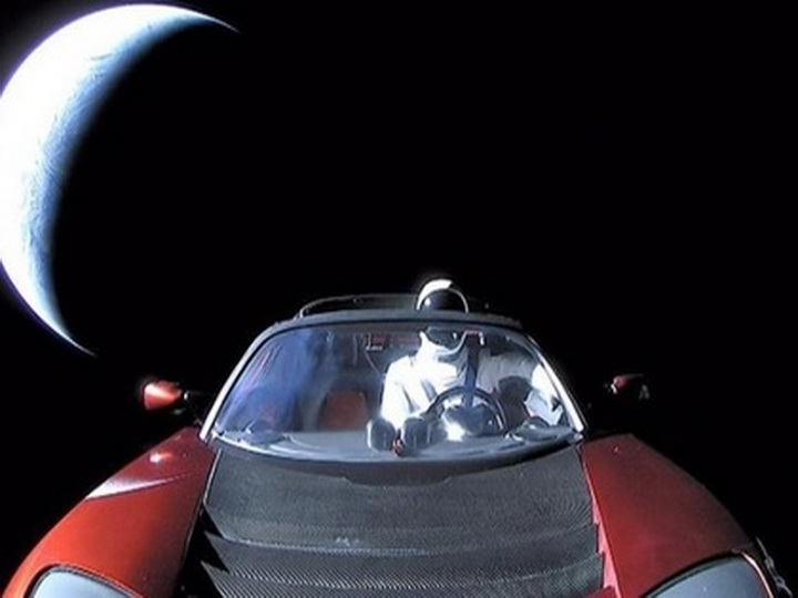 Запущенный в космос автомобиль Tesla отнесли к спутникам