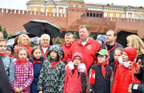 В Москве на Красной площади проходит церемония приема школьников в пионеры