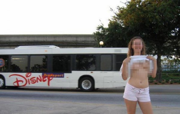 Девушки устроили в Диснейленде откровенный флешмоб и выложили фото в Сеть