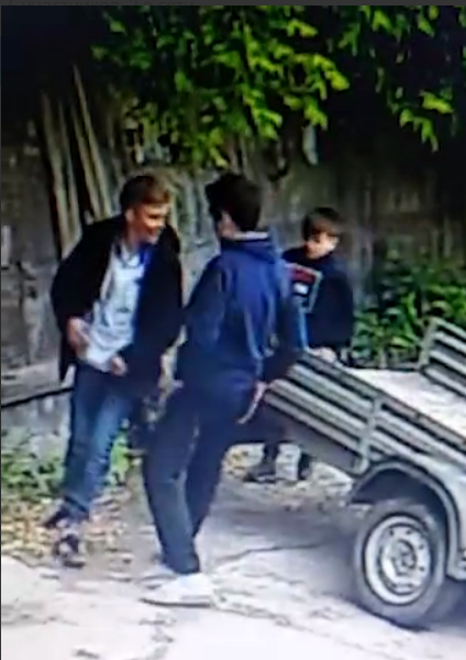 В Подольске подростки расколотили машину, не заметив камер наблюдения