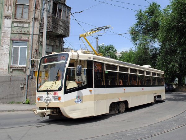 В Ростове разогнавшийся до максимальной скорости водитель трамвая довел детей до слез