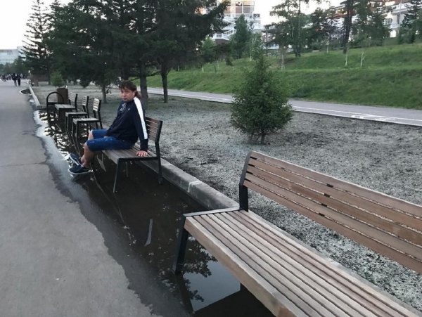 Красноярский общественник показал «утопающие» лавочки на отремонтированной набережной
