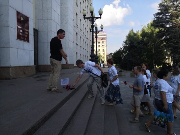 В Ростове обманутые дольщики организовали акцию «Усопшая совесть»