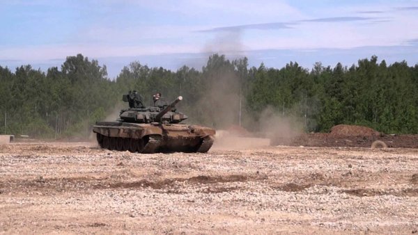 Военных взбесила секс-фотоссесия модели на полигоне