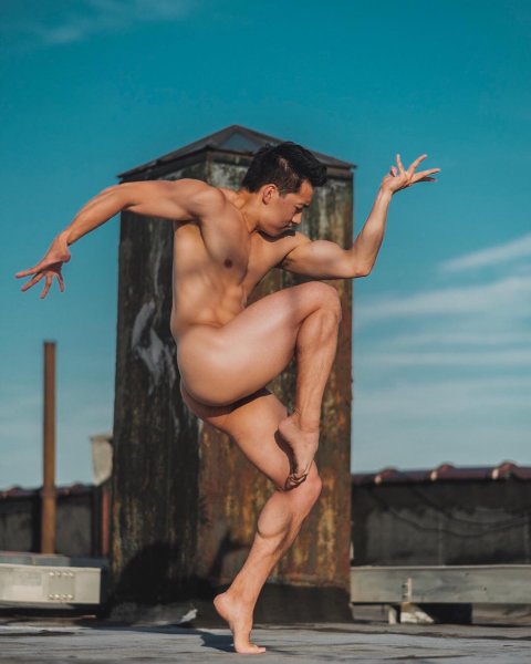 Новое видение: Фотограф запечатлел танцующих на крыше обнаженных балерин