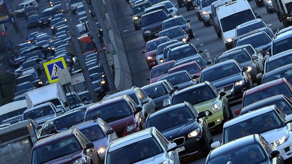 Москва застыла в девятибалльной пробке из-за ливня