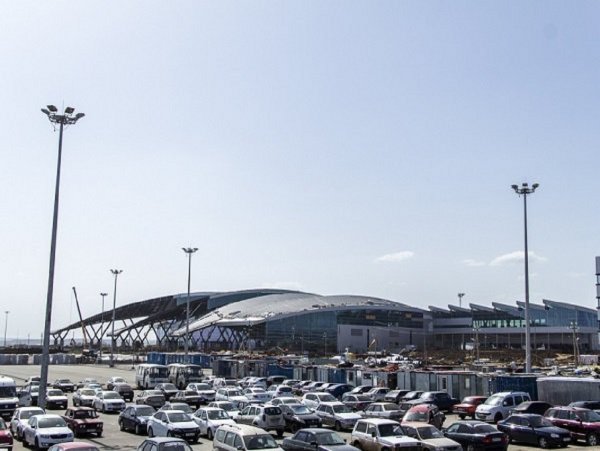 Таксисты обвиняют руководителей ростовского аэропорта «Платов» в умышленном создании пробки