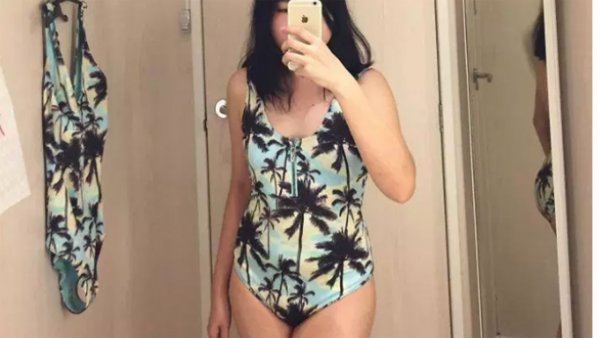 Фото женщины в купальнике с пальмами стало вирусным в сети