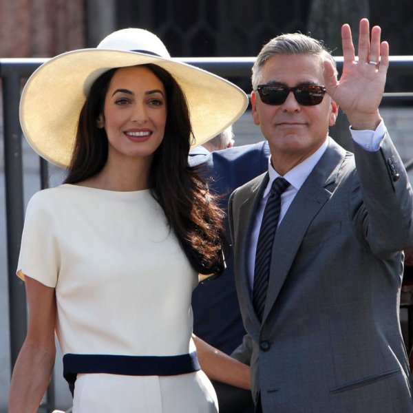 Превзошла Джоли: Жена Джорджа Клуни в мини-платье очаровала фанатов стройными ногами