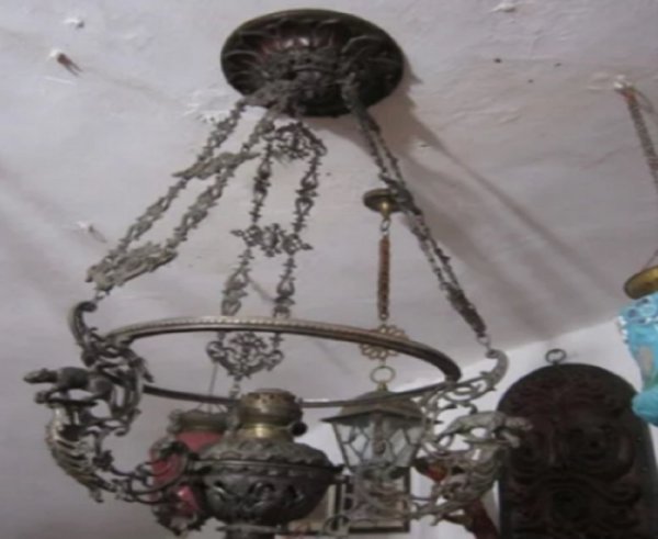 В Таганроге антикварную люстру продают за немалые деньги