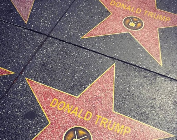 Звезда Трампа на Аллее славы в Голливуде размножилась за ночь