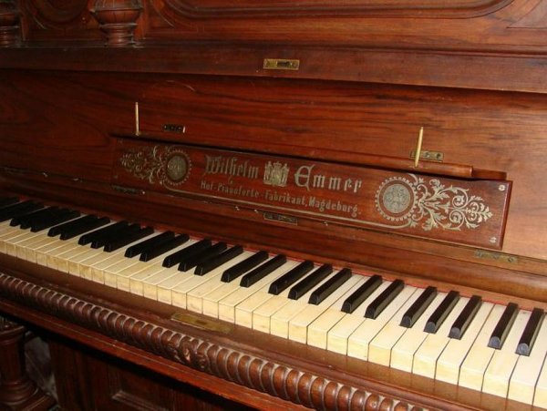 Старинное пианино 19 века продает ростовчанин почти за 7 млн рублей