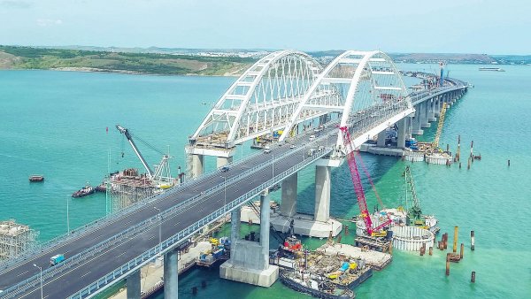 Движение грузовиков на Крымском мосту начнется 1 октября