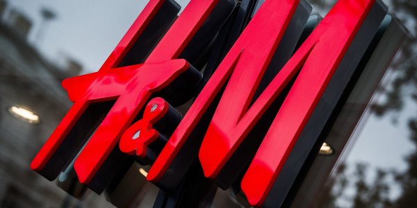 В погоне за подарками: очередь в H&M во Владивостоке собиралась с пяти утра