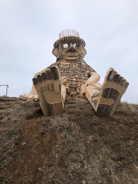 В Ростовской области у трассы М4 «Дон» появился гигантский деревянный Гулливер