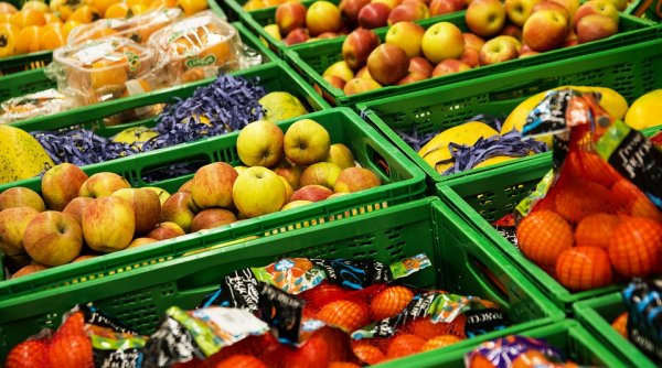 «Чтобы не выбрасывать»: Депутат Госдумы предложил раздавать бедным почти просроченные продукты