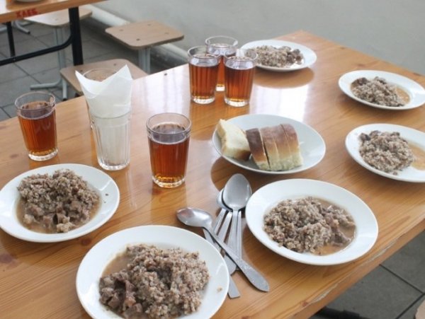 Школьников в Томской области кормили продуктами с истекшим сроком годности